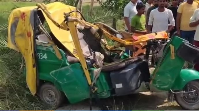 Xe tải tông trực diện xe ba bánh khiến 6 người tử vong- Ảnh 1. Xe tải tông trực diện xe ba bánh khiến 6 người tử vong- Ảnh 1.