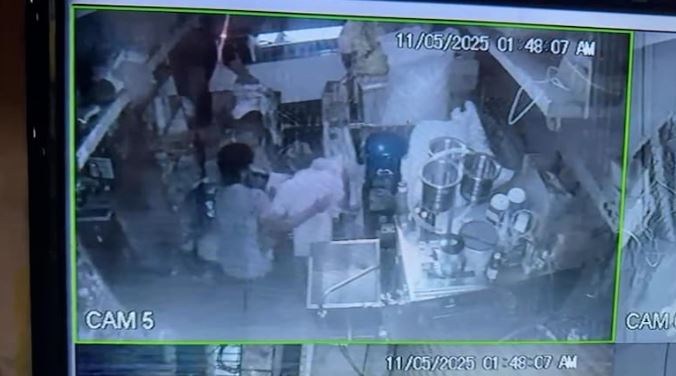 Xem camera an ninh, phát hiện "tội ác tày trời" của người con trai- Ảnh 1. Xem camera an ninh, phát hiện "tội ác tày trời" của người con trai- Ảnh 1.