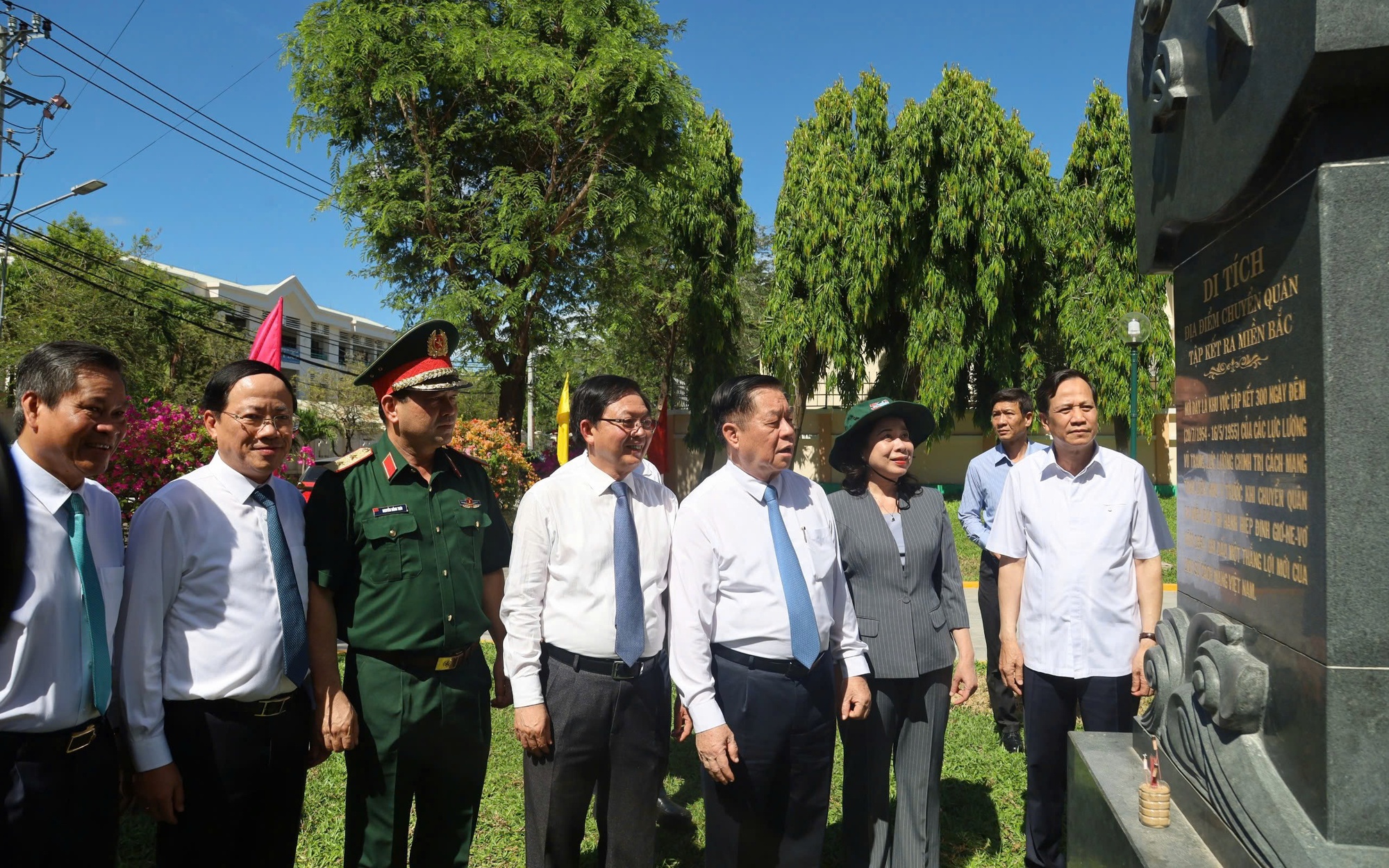 Khắc ghi dấu mốc lịch sử: 300 ngày chuyển quân tập kết ra Bắc tại Bình Định- Ảnh 7. Bình Định dâng hoa kỷ niệm tại di tích Địa điểm 300 ngày chuyển quân tập kết ra Bắc