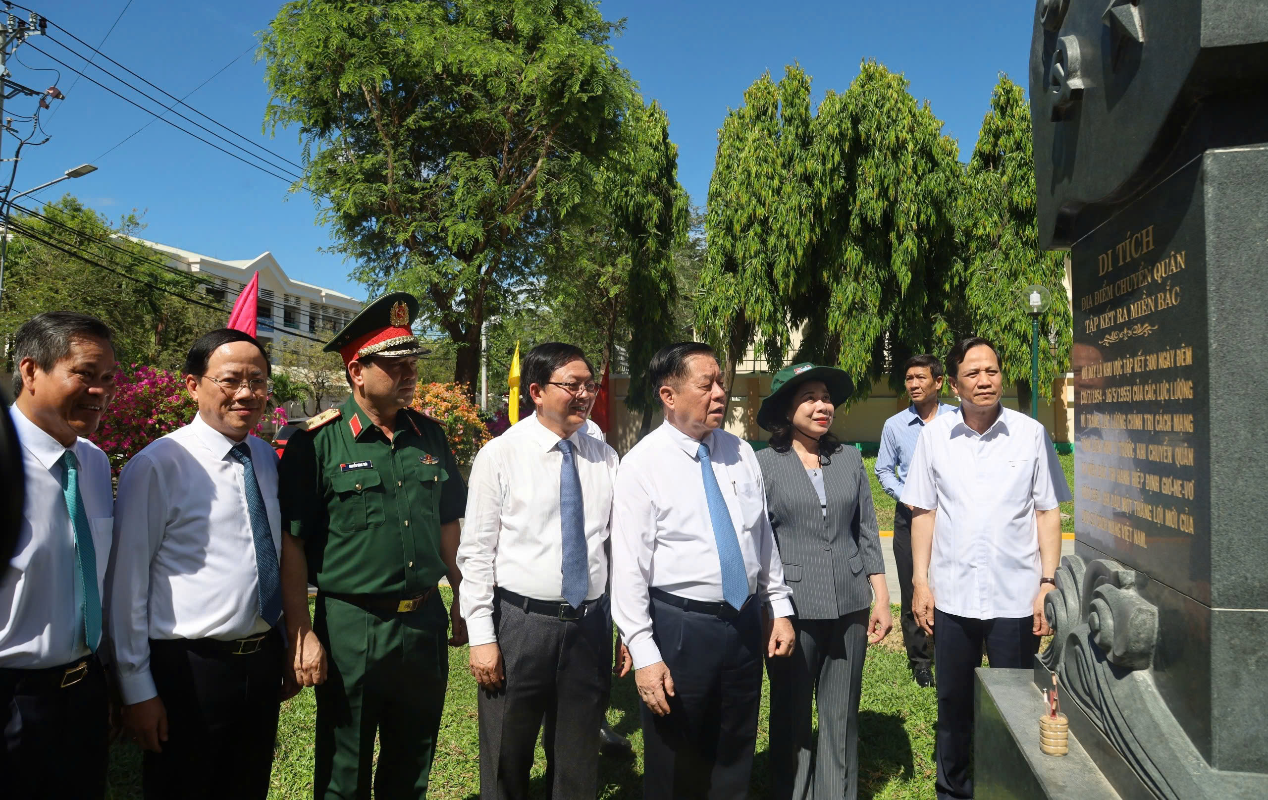 Bình Định dâng hoa kỷ niệm tại di tích Địa điểm 300 ngày chuyển quân tập kết ra Bắc- Ảnh 4. Bình Định dâng hoa kỷ niệm tại di tích Địa điểm 300 ngày chuyển quân tập kết ra Bắc- Ảnh 4.
