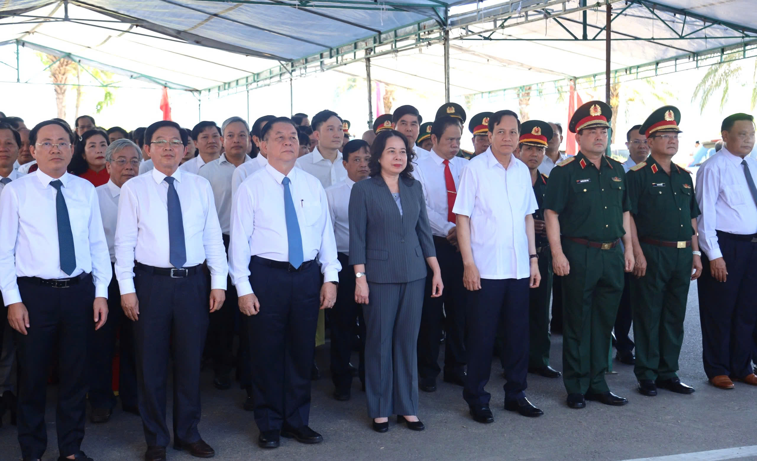 Trưởng Ban Tuyên giáo và Dân vận Trung ương Nguyễn Trọng Nghĩa; Phó Chủ tịch nước Võ Thị Ánh Xuân cùng các đại biểu tại buổi lễ. Trưởng Ban Tuyên giáo và Dân vận Trung ương Nguyễn Trọng Nghĩa; Phó Chủ tịch nước Võ Thị Ánh Xuân cùng các đại biểu tại buổi lễ.