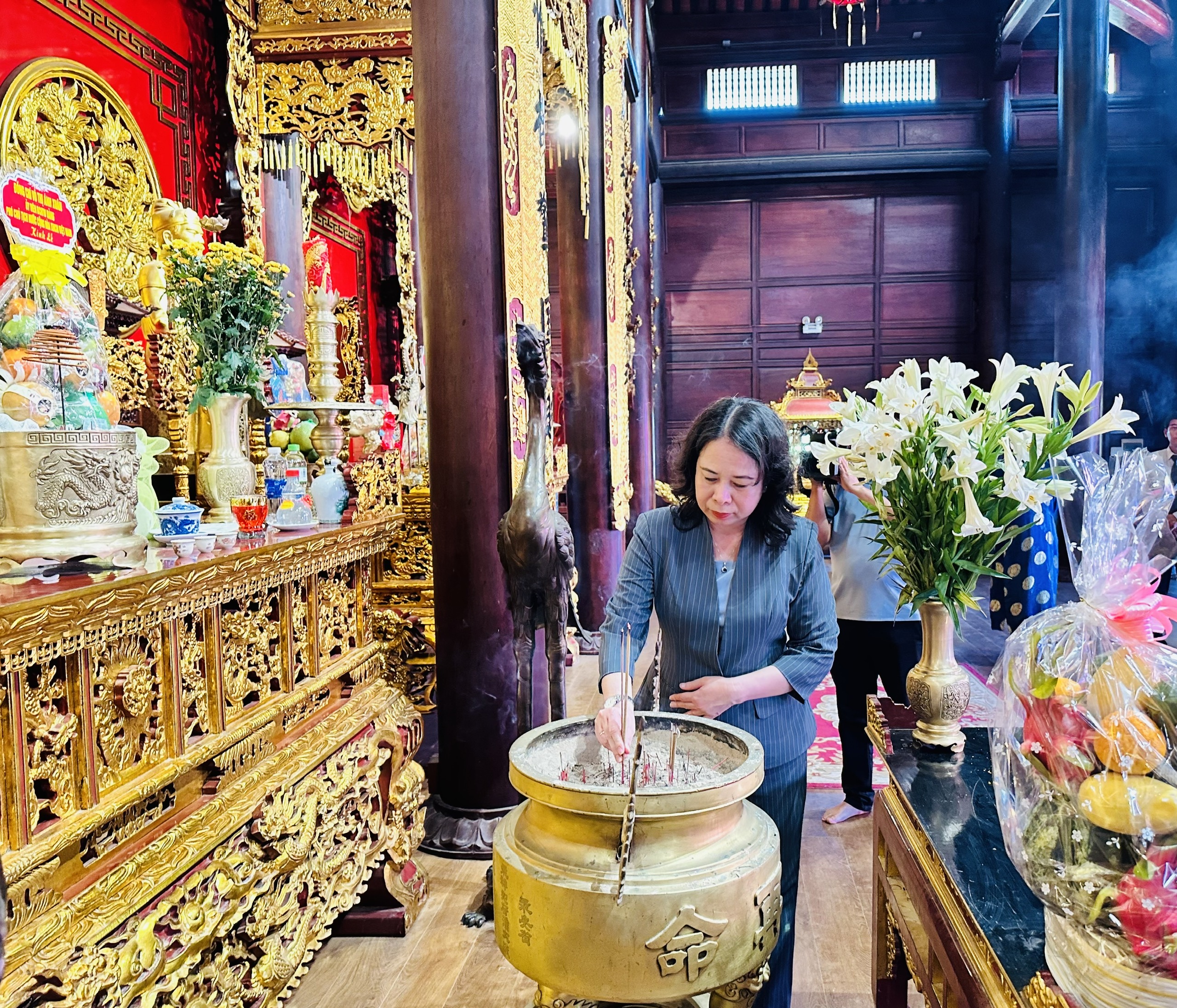 Phó Chủ tịch nước Võ Thị Ánh Xuân dâng hoa, dâng hương tại khu tưởng niệm cụ Nguyễn Sinh Sắc- Ảnh 1. Phó Chủ tịch nước Võ Thị Ánh Xuân dâng hoa, dâng hương tại khu tưởng niệm cụ Nguyễn Sinh Sắc- Ảnh 1.