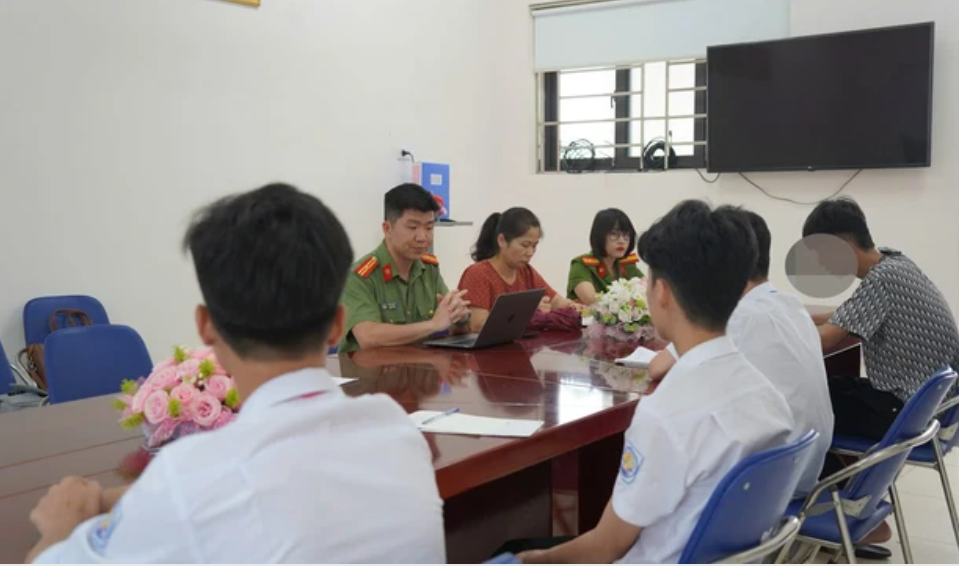 Công an vào cuộc vụ nam sinh lớp 8 bị đánh hội đồng gãy 3 xương sườn- Ảnh 1. Công an vào cuộc vụ nam sinh lớp 8 bị đánh hội đồng gãy 3 xương sườn- Ảnh 1.