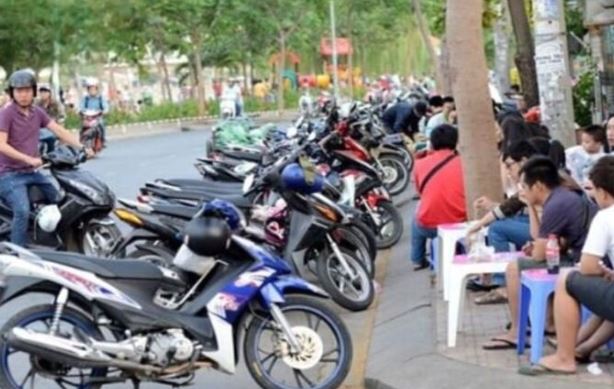 Đỗ xe máy dưới lòng đường bị phạt bao nhiêu?- Ảnh 1. Đỗ xe máy dưới lòng đường bị phạt bao nhiêu?- Ảnh 1.