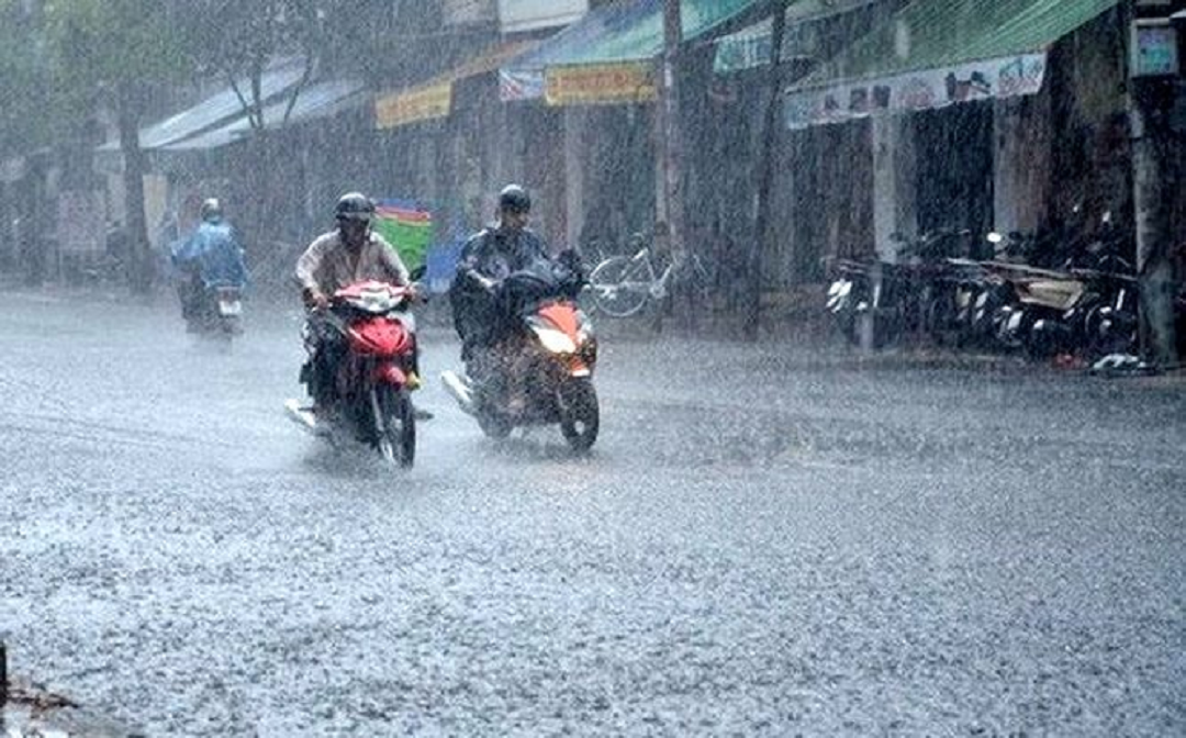 Dự báo thời tiết ngày 18/5: Miền Bắc mưa to dồn dập trước khi nắng gắt quay lại- Ảnh 1.
