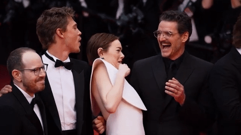 Nữ diễn viên Emma Stone khi suýt bị ong đốt. Nữ diễn viên Emma Stone khi suýt bị ong đốt.