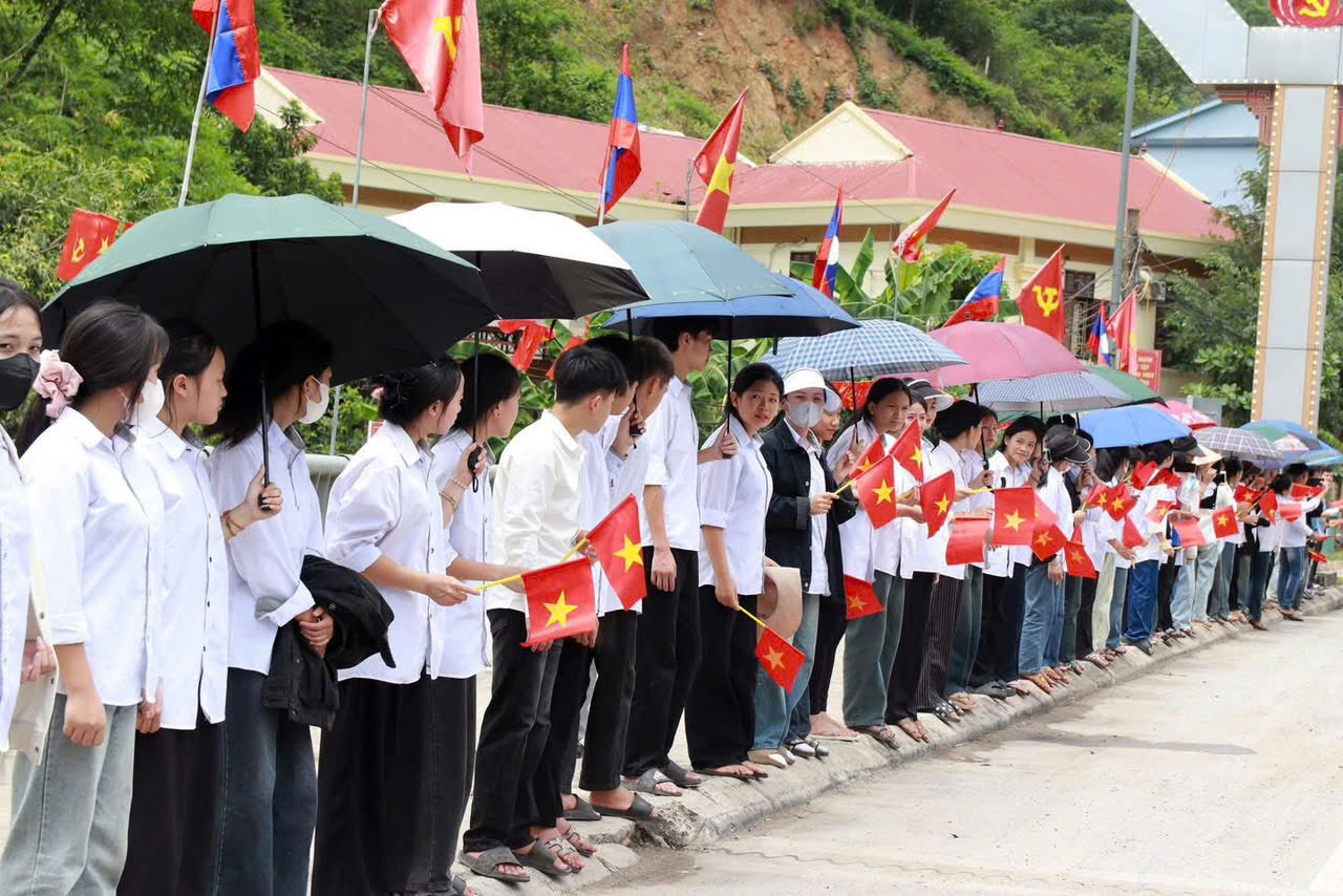 Nghệ An đón 76 hài cốt liệt sĩ quân tình nguyện, chuyên gia Việt Nam hy sinh tại Lào- Ảnh 2. Nghệ An đón 76 hài cốt liệt sĩ quân tình nguyện, chuyên gia Việt Nam hy sinh tại Lào- Ảnh 2.