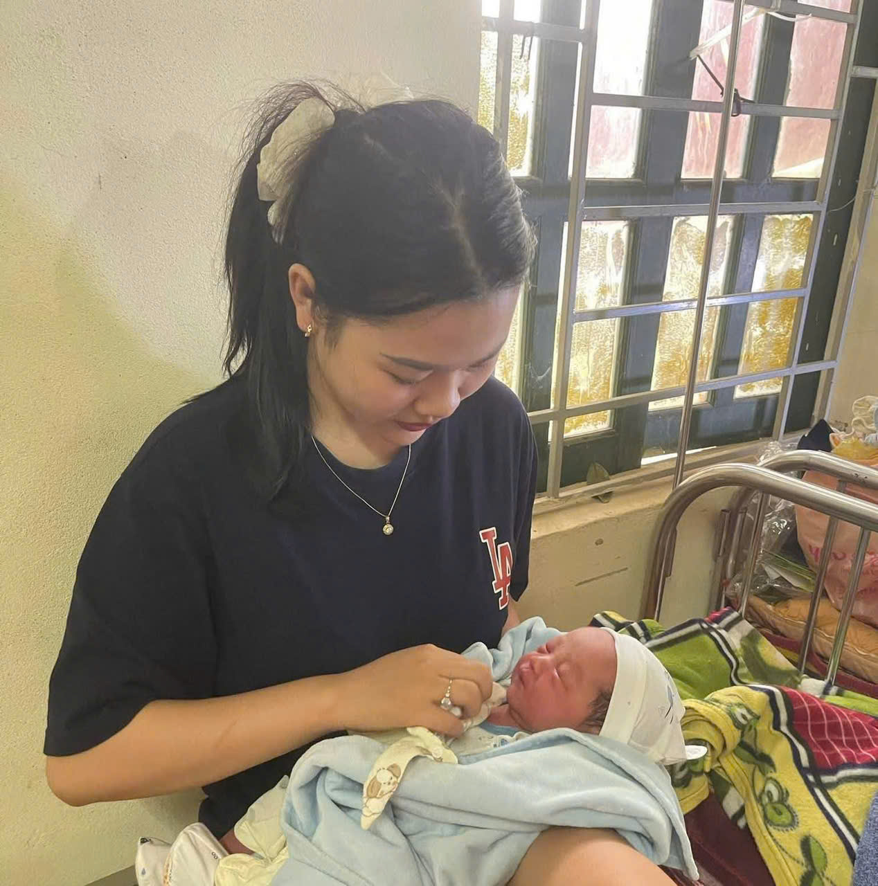 Hà Tĩnh: Tìm người thân cho bé trai sơ sinh bị bỏ bên vệ đường- Ảnh 2. Hà Tĩnh: Tìm người thân cho bé trai sơ sinh bị bỏ bên vệ đường- Ảnh 2.