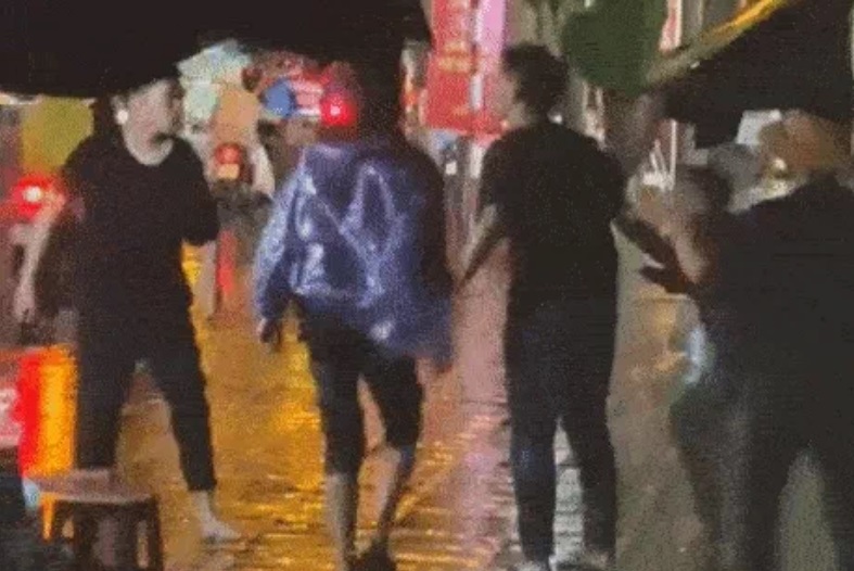 Nam shipper bị nhóm thanh niên hành hung trên phố Hà Nội- Ảnh 1. Nam shipper bị nhóm thanh niên hành hung trên phố Hà Nội- Ảnh 1.