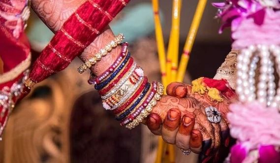 Gia đình cô dâu, chú rể ẩu đả dữ dội ngay trong đám cưới vì lý do "không tưởng"- Ảnh 3. Gia đình cô dâu, chú rể ẩu đả dữ dội ngay trong đám cưới vì lý do "không tưởng"- Ảnh 3.