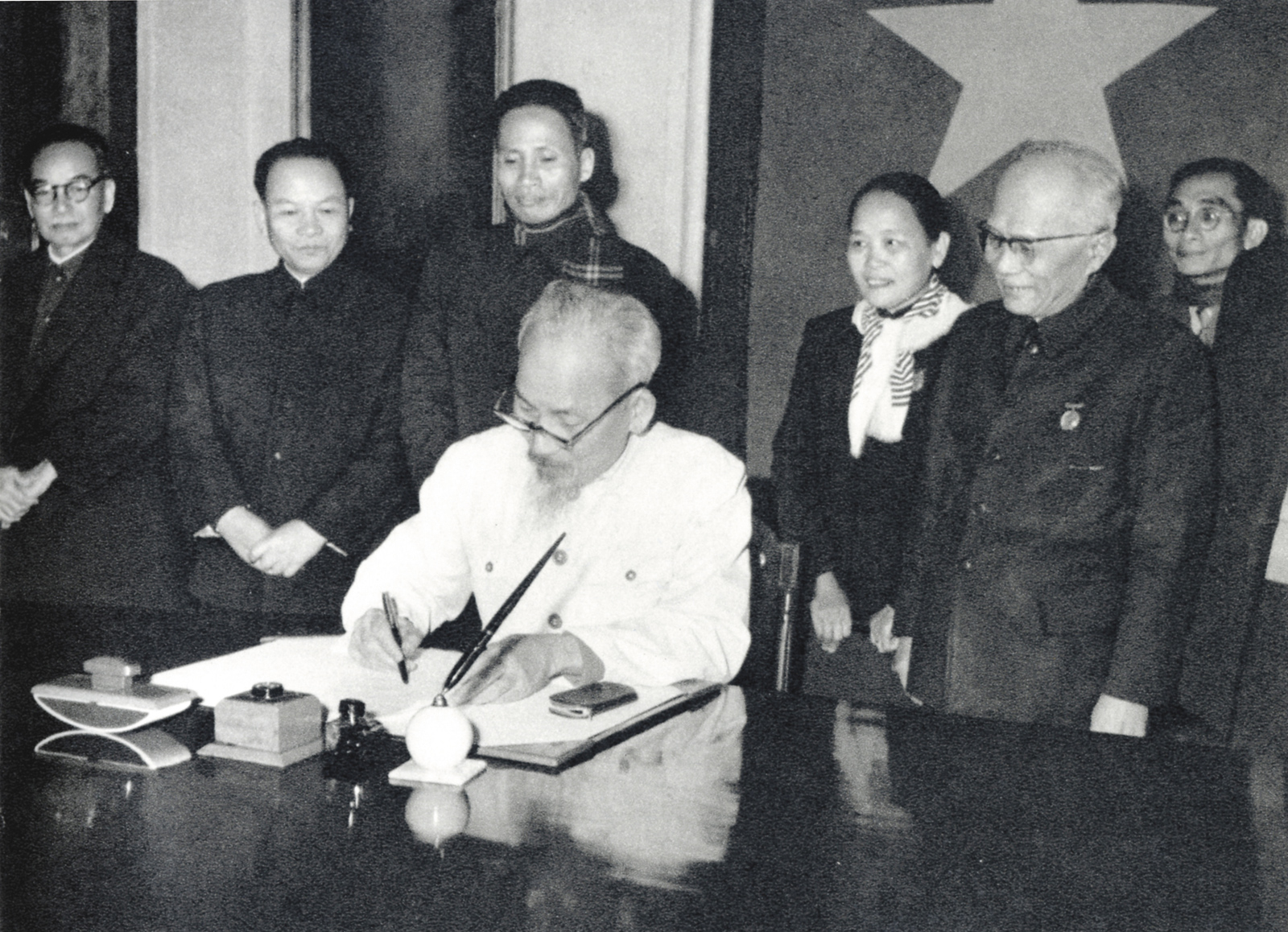 “Thần linh pháp quyền” trong tư tưởng Hồ Chí Minh- Ảnh 1. “Thần linh pháp quyền” trong tư tưởng Hồ Chí Minh- Ảnh 1.