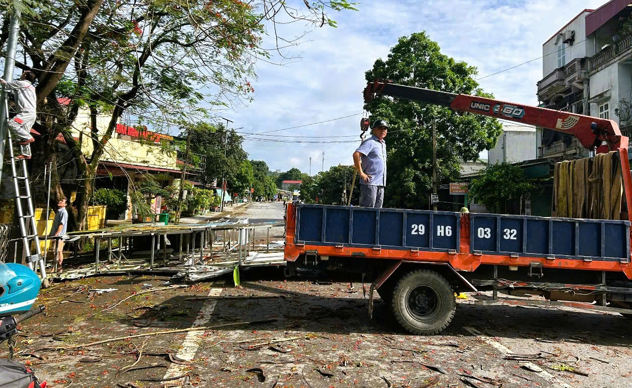 Mưa gió khiến cổng chào khu di tích Lam Kinh bị đổ sập- Ảnh 1. Mưa gió khiến cổng chào khu di tích Lam Kinh bị đổ sập- Ảnh 1.