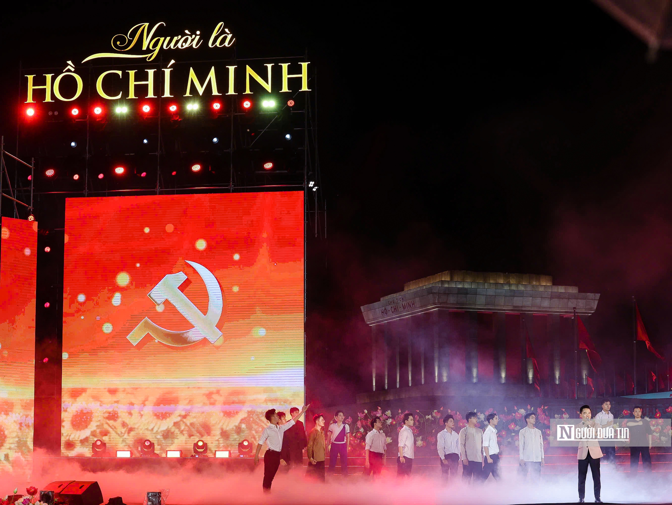 Đặc sắc chương trình nghệ thuật “Người là Hồ Chí Minh”- Ảnh 8. Đặc sắc chương trình nghệ thuật “Người là Hồ Chí Minh”- Ảnh 8.