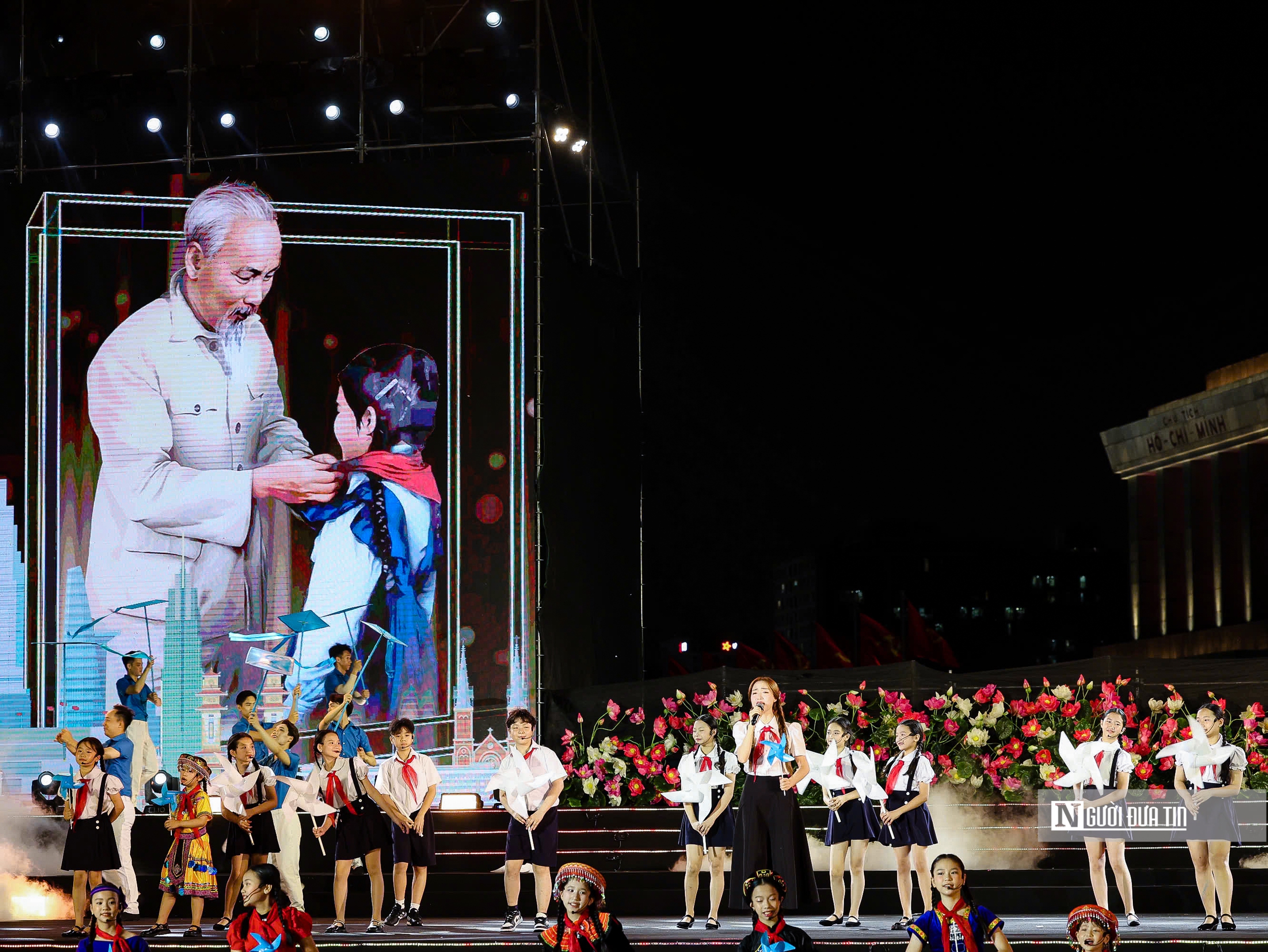 Đặc sắc chương trình nghệ thuật “Người là Hồ Chí Minh”- Ảnh 5. Đặc sắc chương trình nghệ thuật “Người là Hồ Chí Minh”- Ảnh 5.