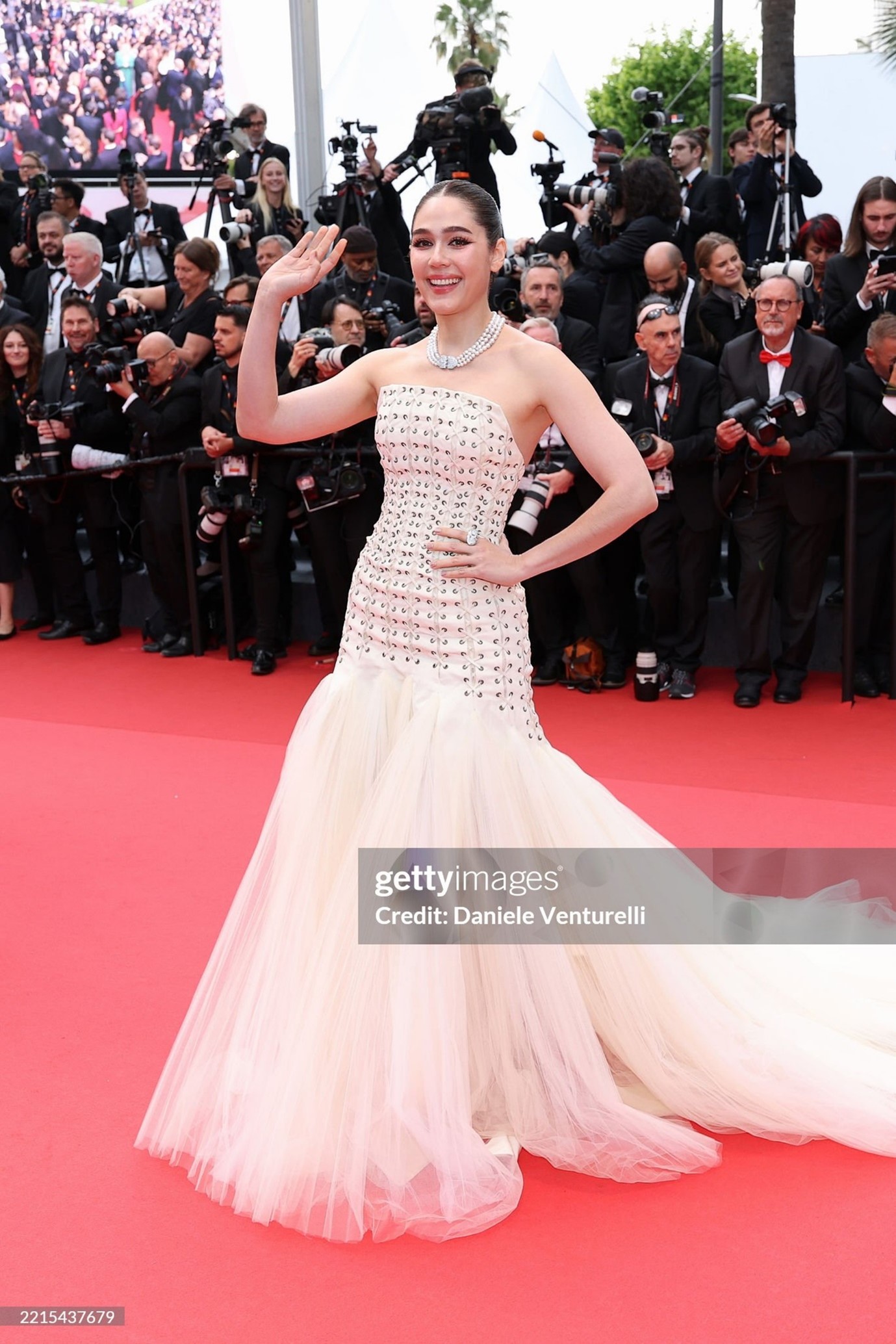 "Nữ thần" Angelina Jolie xinh đẹp dịu dàng tại Cannes 2025- Ảnh 8. "Nữ thần" Angelina Jolie xinh đẹp dịu dàng tại Cannes 2025- Ảnh 8.