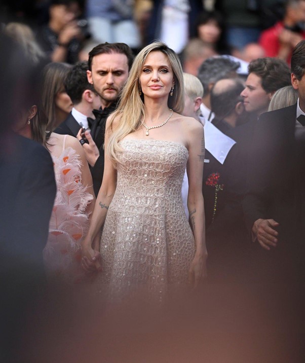"Nữ thần" Angelina Jolie xinh đẹp dịu dàng tại Cannes 2025- Ảnh 2. "Nữ thần" Angelina Jolie xinh đẹp dịu dàng tại Cannes 2025- Ảnh 2.