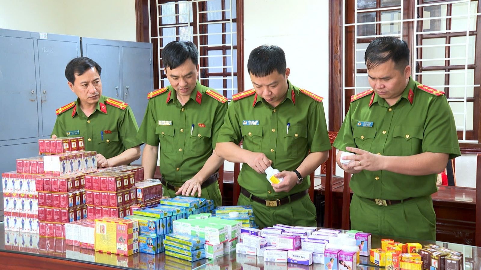 Mở đợt cao điểm đấu tranh, ngăn chặn thuốc, sữa, mỹ phẩm, thực phẩm giả- Ảnh 1. Mở đợt cao điểm đấu tranh, ngăn chặn thuốc, sữa, mỹ phẩm, thực phẩm giả- Ảnh 1.