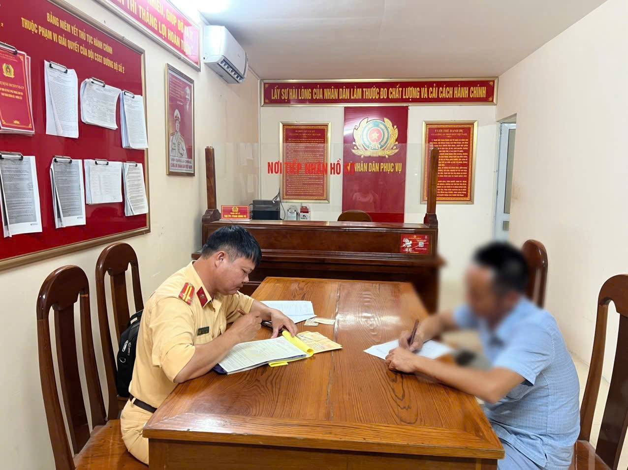 Xử lý tài xế điều khiển xe tải chạy lấn đường từ clip người dân cung cấp- Ảnh 1. Xử lý tài xế điều khiển xe tải chạy lấn đường từ clip người dân cung cấp- Ảnh 1.