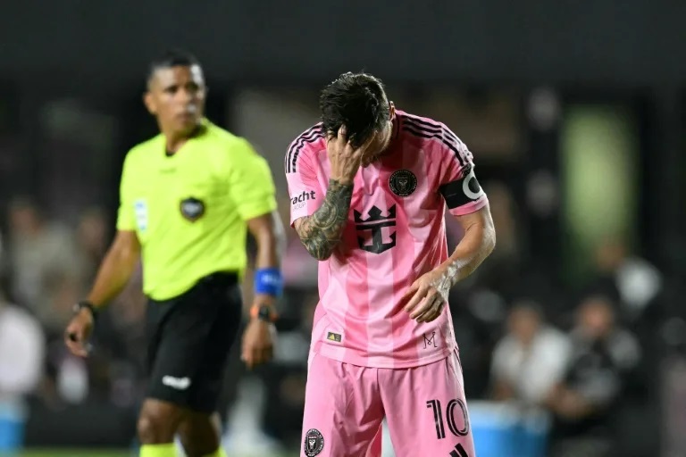 Lionel Messi lại thất vọng khi Inter Miami thua 3-0 ngay trên sân nhà trước Orlando. (Ảnh: AFP) Lionel Messi lại thất vọng khi Inter Miami thua 3-0 ngay trên sân nhà trước Orlando. (Ảnh: AFP)