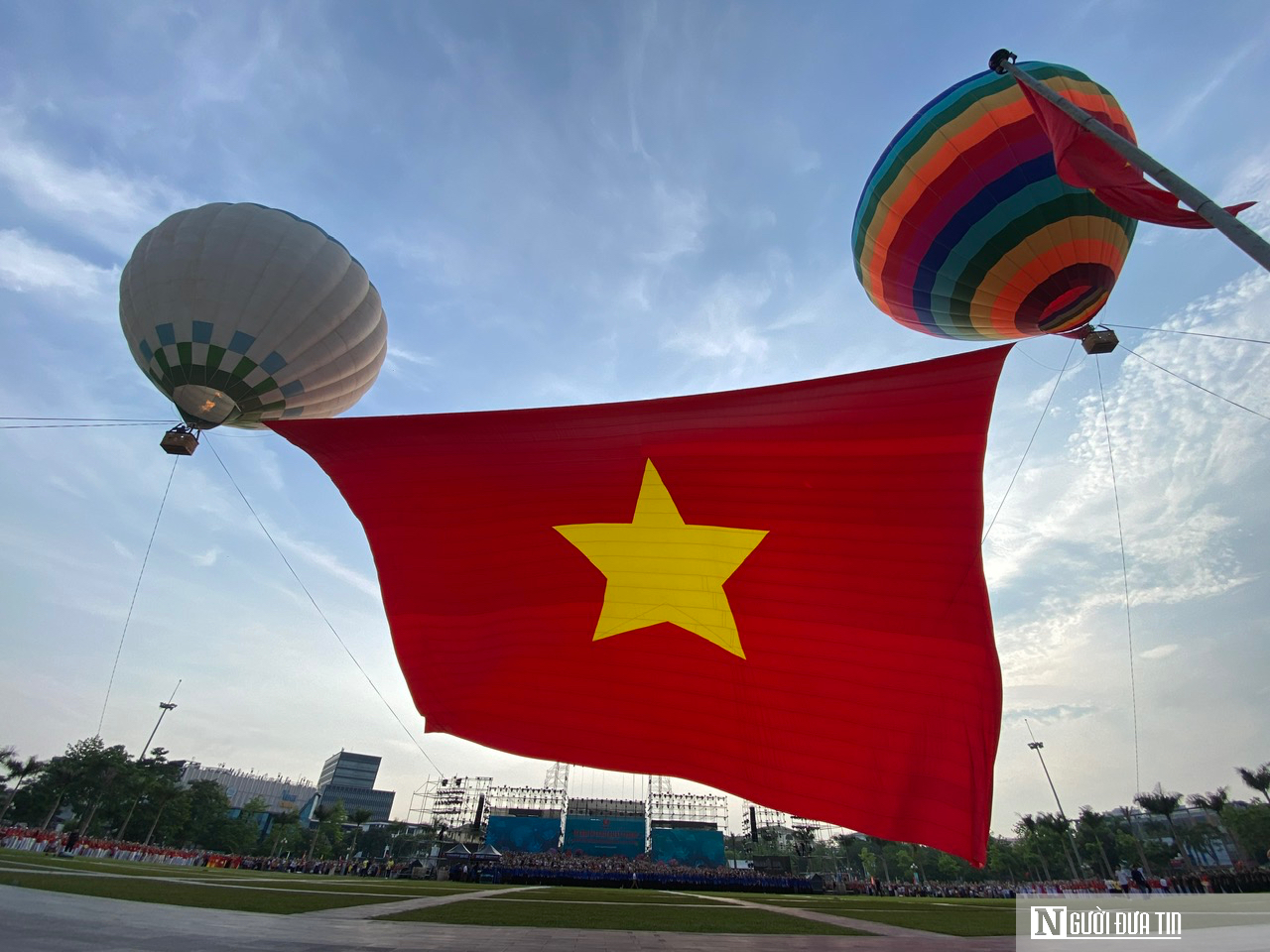 Đại kỳ Tổ quốc rộng 2025m² tung bay trên quảng trường Hồ Chí Minh- Ảnh 5. Đại kỳ Tổ quốc rộng 2025m² tung bay trên quảng trường Hồ Chí Minh- Ảnh 5.
