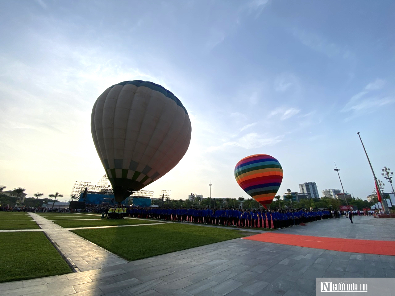 Đại kỳ Tổ quốc rộng 2025m² tung bay trên quảng trường Hồ Chí Minh- Ảnh 4. Đại kỳ Tổ quốc rộng 2025m² tung bay trên quảng trường Hồ Chí Minh- Ảnh 4.