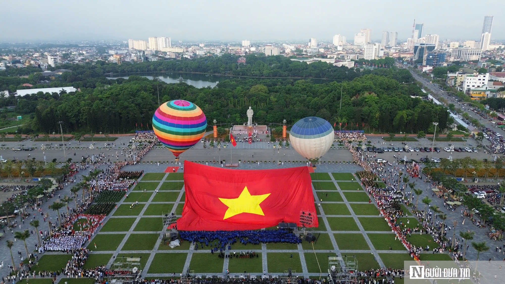 Đại kỳ Tổ quốc rộng 2025m² tung bay trên quảng trường Hồ Chí Minh- Ảnh 7. Đại kỳ Tổ quốc rộng 2025m² tung bay trên quảng trường Hồ Chí Minh- Ảnh 7.