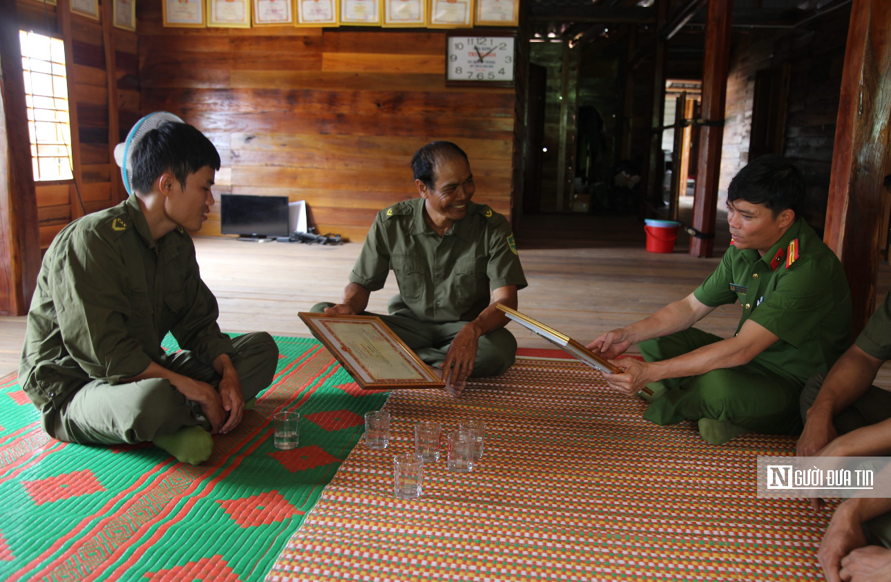 Người mang ánh sáng pháp luật đến từng mái nhà giữa đại ngàn- Ảnh 1. Người mang ánh sáng pháp luật đến từng mái nhà giữa đại ngàn- Ảnh 1.