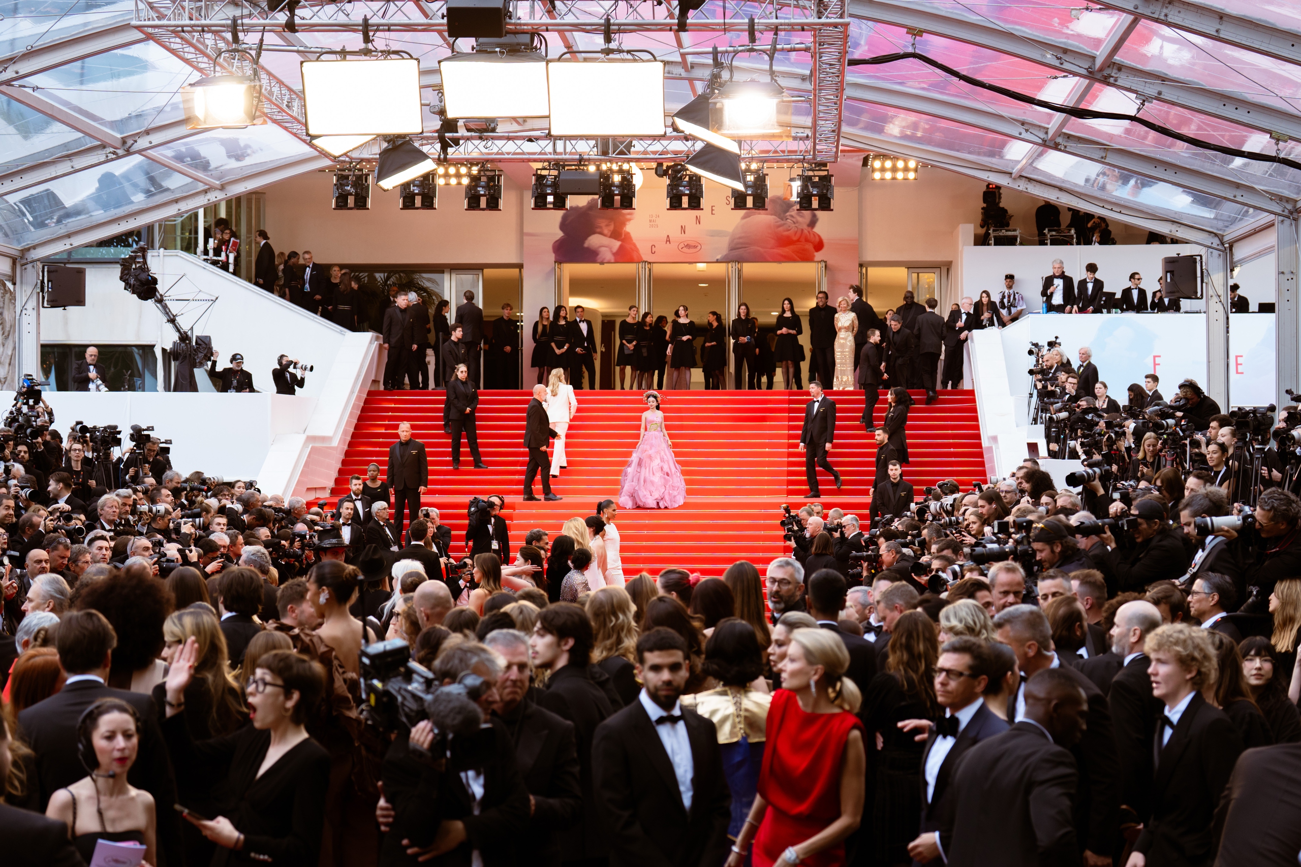 Mẫu teen Việt diện yếm cách tân nổi bật giữa thảm đỏ LHP Cannes 2025- Ảnh 2. Mẫu teen Việt diện yếm cách tân nổi bật giữa thảm đỏ LHP Cannes 2025- Ảnh 2.