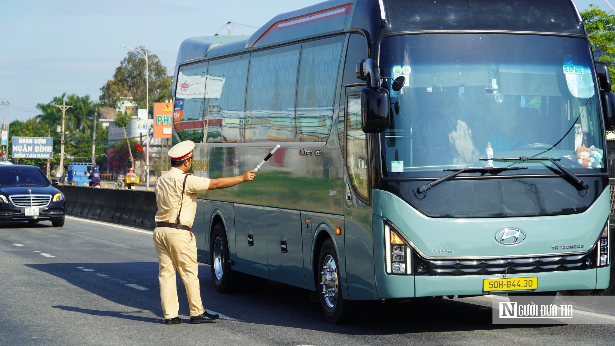 CSGT Bình Thuận xử lý nghiêm xe khách vi phạm trên tuyến quốc lộ dịp lễ 30/4, 1/5- Ảnh 7. CSGT Bình Thuận xử lý nghiêm xe khách vi phạm trên tuyến quốc lộ dịp lễ 30/4, 1/5- Ảnh 7.