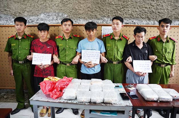 Bắt quả tang 3 đối tượng vận chuyển 50 bánh hồng phiến- Ảnh 1. Bắt quả tang 3 đối tượng vận chuyển 50 bánh hồng phiến- Ảnh 1.