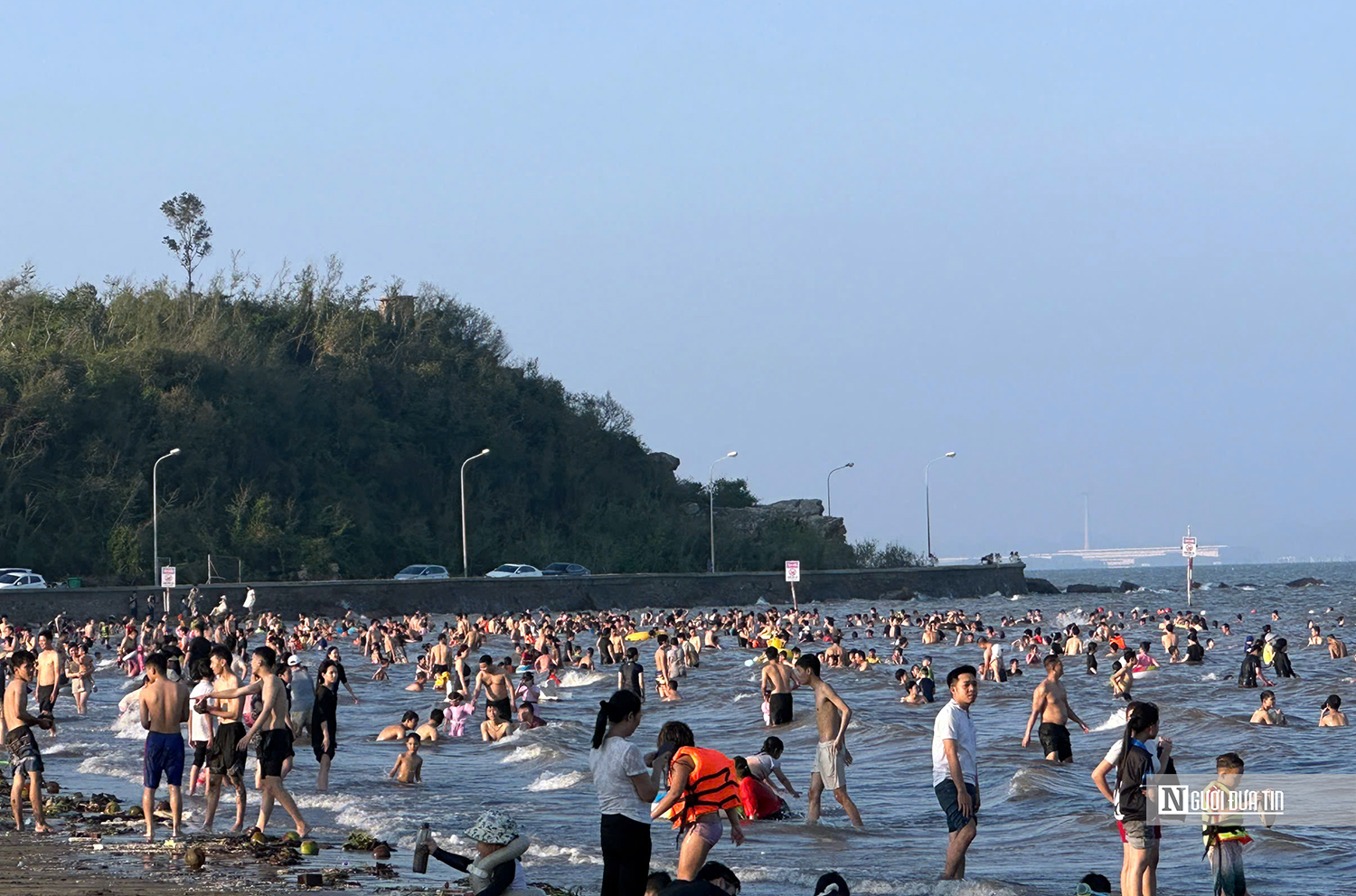 Du khách ùn ùn đổ về Đồ Sơn, ùn tắc hơn 10km- Ảnh 1. Du khách ùn ùn đổ về Đồ Sơn, ùn tắc hơn 10km- Ảnh 1.
