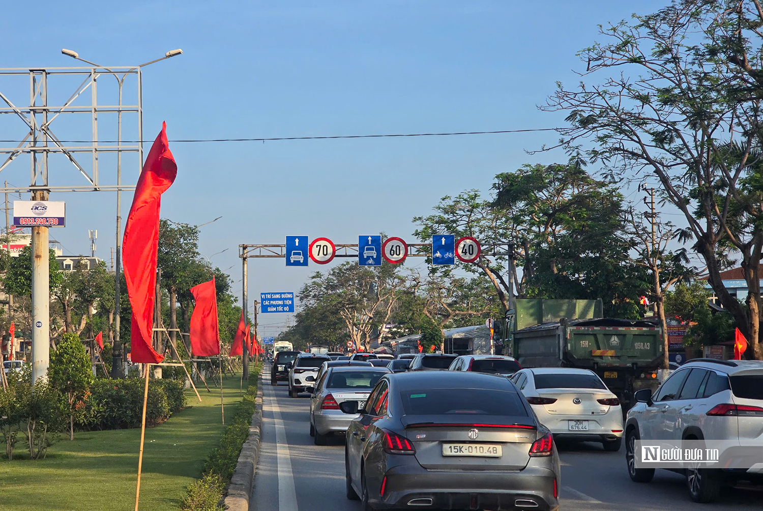 Du khách ùn ùn đổ về Đồ Sơn, ùn tắc hơn 10km- Ảnh 2. Du khách ùn ùn đổ về Đồ Sơn, ùn tắc hơn 10km- Ảnh 2.