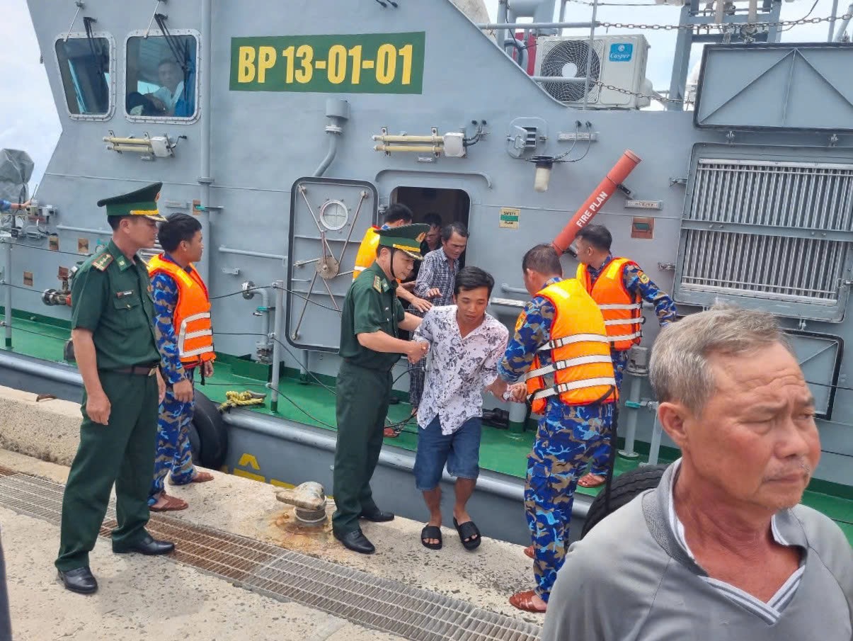 Kịp thời cứu nạn 10 ngư dân gặp nạn ngoài khơi Côn Đảo- Ảnh 1. Kịp thời cứu nạn 10 ngư dân gặp nạn ngoài khơi Côn Đảo- Ảnh 1.