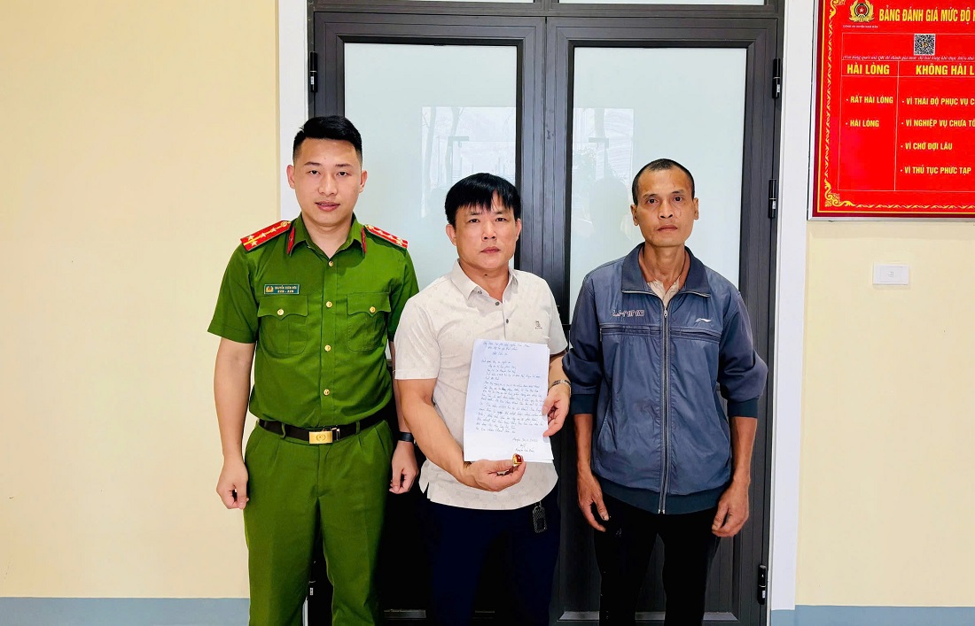 Người đàn ông nhặt được nhẫn vàng gắn đá quý trong túi rác- Ảnh 1. Người đàn ông nhặt được nhẫn vàng gắn đá quý trong túi rác- Ảnh 1.