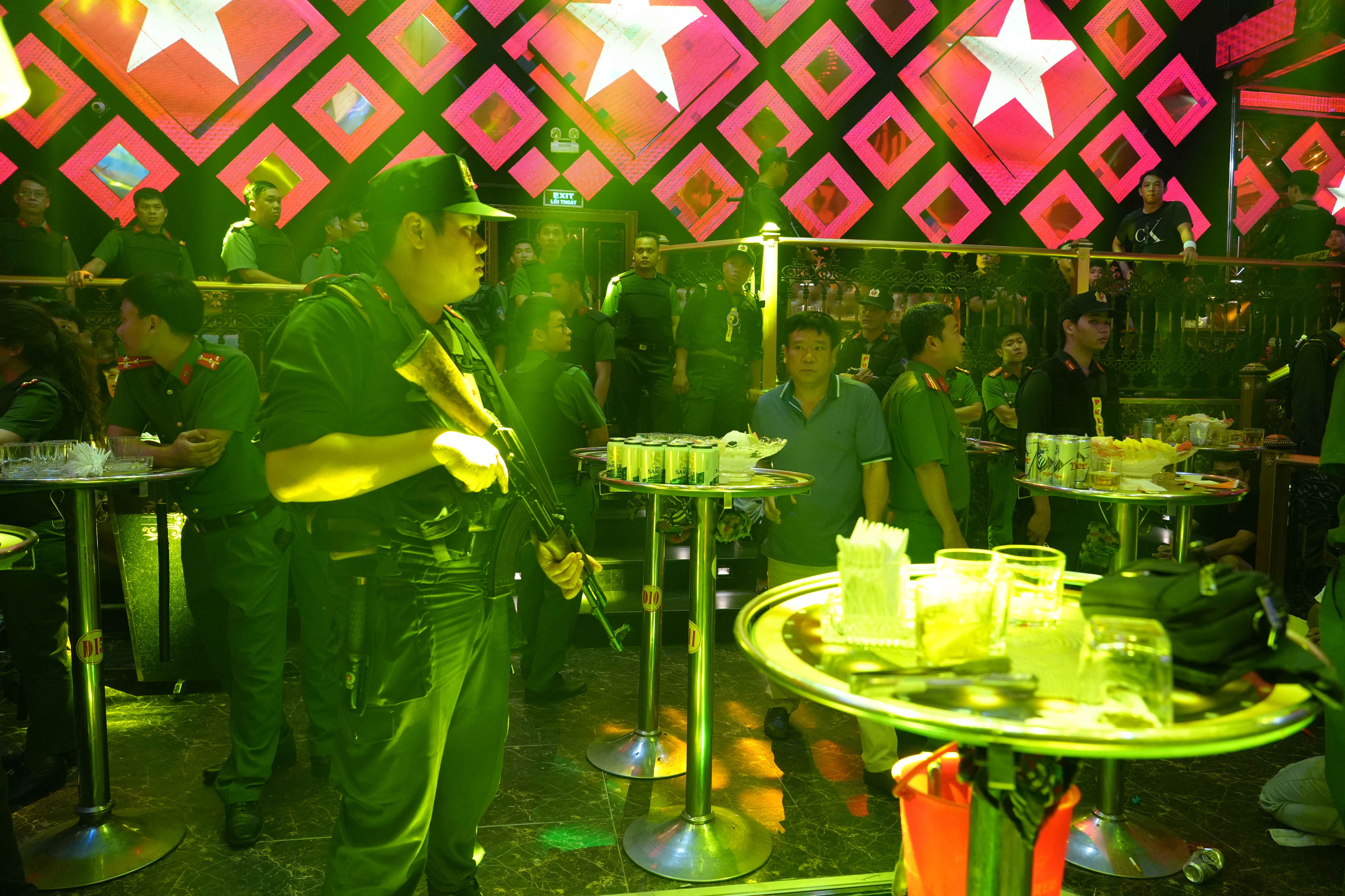Bình Thuận: Cảnh sát đột nhập vũ trường Paris Night Club, 42 người dương tính ma túy- Ảnh 2. Bình Thuận: Cảnh sát đột nhập vũ trường Paris Night Club, 42 người dương tính ma túy- Ảnh 2.