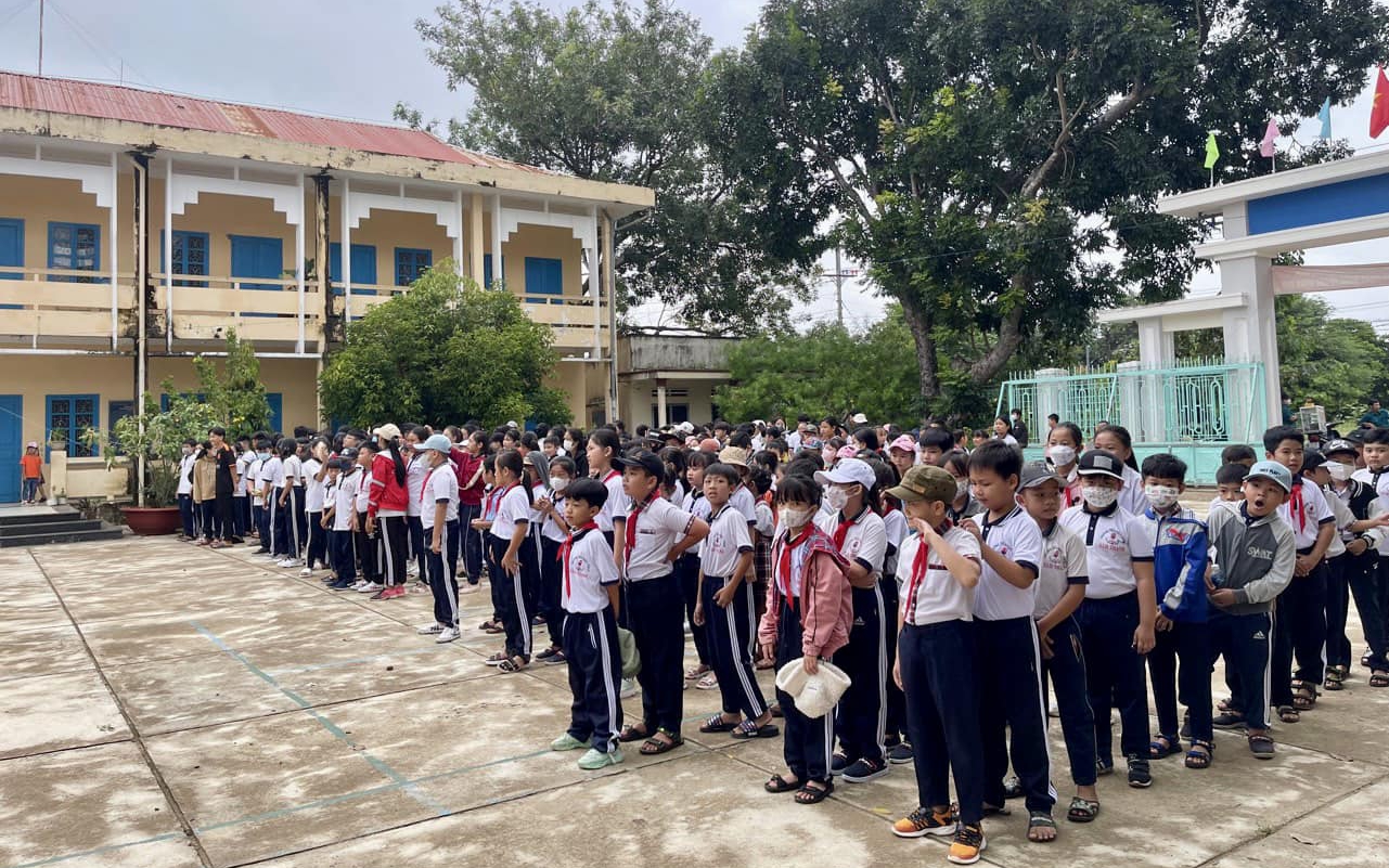 Hàng loạt giáo viên hợp đồng ở Bình Thuận bất ngờ bị hạ bậc lương: UBND Huyện nói gì?