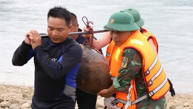Phát hiện quả bom nặng gần 100 kg còn nguyên ngòi nổ ở Hòa Bình- Ảnh 1.