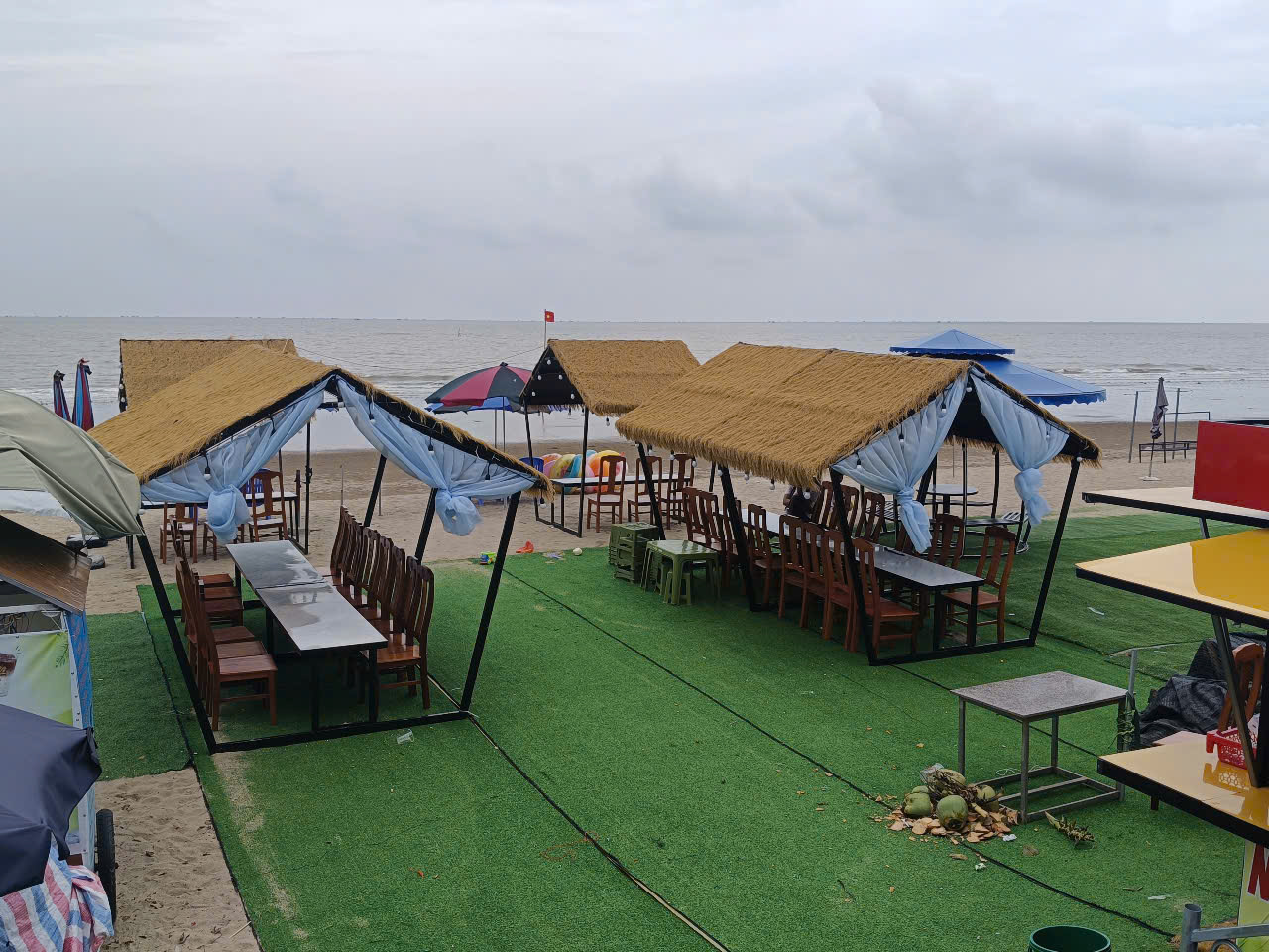 Kiên quyết tháo dỡ lều quán dựng trái phép trên bờ biển nổi tiếng ở Thanh Hóa- Ảnh 2. Kiên quyết tháo dỡ lều quán dựng trái phép trên bờ biển nổi tiếng ở Thanh Hóa- Ảnh 2.