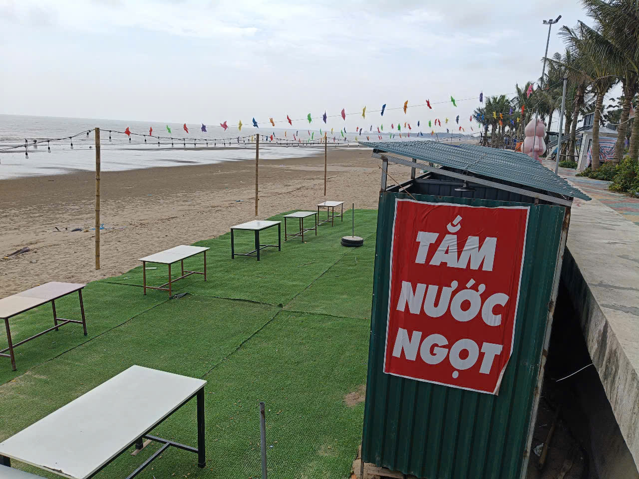 Kiên quyết tháo dỡ lều quán dựng trái phép trên bờ biển nổi tiếng ở Thanh Hóa- Ảnh 3. Kiên quyết tháo dỡ lều quán dựng trái phép trên bờ biển nổi tiếng ở Thanh Hóa- Ảnh 3.