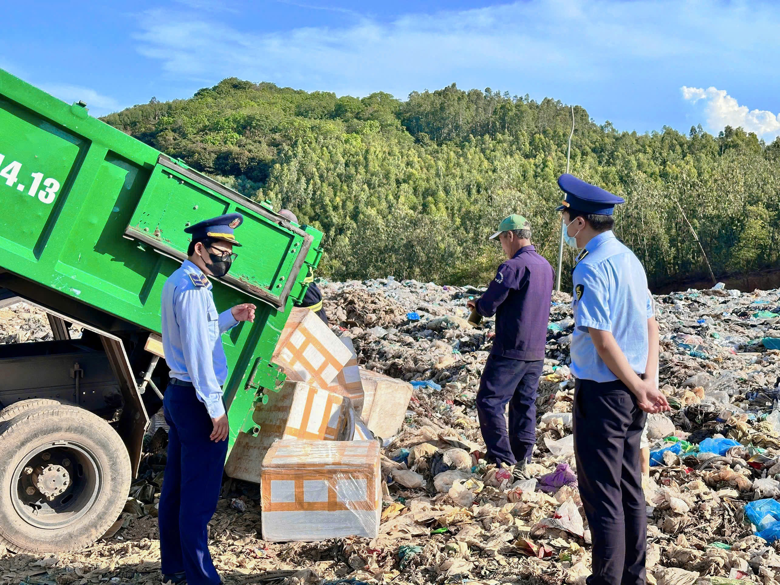 Phát hiện, tiêu hủy 1 tấn chả chay không rõ nguồn gốc, xuất xứ
- Ảnh 3. Phát hiện, tiêu hủy 1 tấn chả chay không rõ nguồn gốc, xuất xứ
- Ảnh 3.