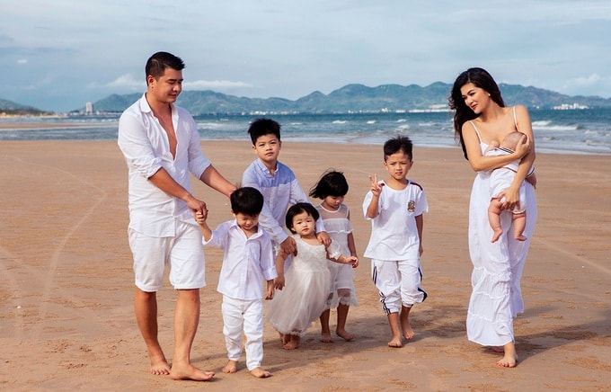 Bà mẹ 6 con của showbiz Việt: Từng gặp cú sốc lớn phải nhập viện tâm thần, rao bán biệt thự 100 tỷ đồng- Ảnh 4. Bà mẹ 6 con của showbiz Việt: Từng gặp cú sốc lớn phải nhập viện tâm thần, rao bán biệt thự 100 tỷ đồng- Ảnh 4.