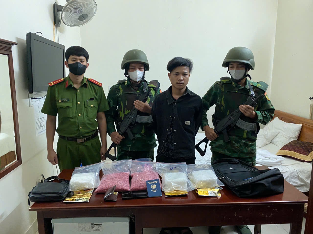Bắt đối tượng người ngoại quốc tàng trữ khối lượng lớn ma tuý tổng hợp- Ảnh 1.