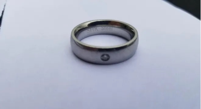 Chiếc nhẫn có khắc dòng chữ SDH Steel. Chiếc nhẫn có khắc dòng chữ SDH Steel.