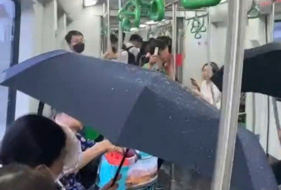 Khách đi tàu Cát Linh - Hà Đông che ô vì "dột", Hanoi Metro nói gì?- Ảnh 1. Khách đi tàu Cát Linh - Hà Đông che ô vì "dột", Hanoi Metro nói gì?- Ảnh 1.