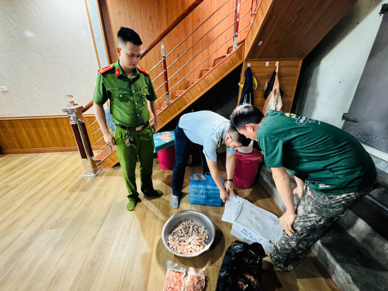 Phát hiện gần 500kg thực phẩm đông lạnh không rõ nguồn gốc ở Hạ Long- Ảnh 1. Phát hiện gần 500kg thực phẩm đông lạnh không rõ nguồn gốc ở Hạ Long- Ảnh 1.