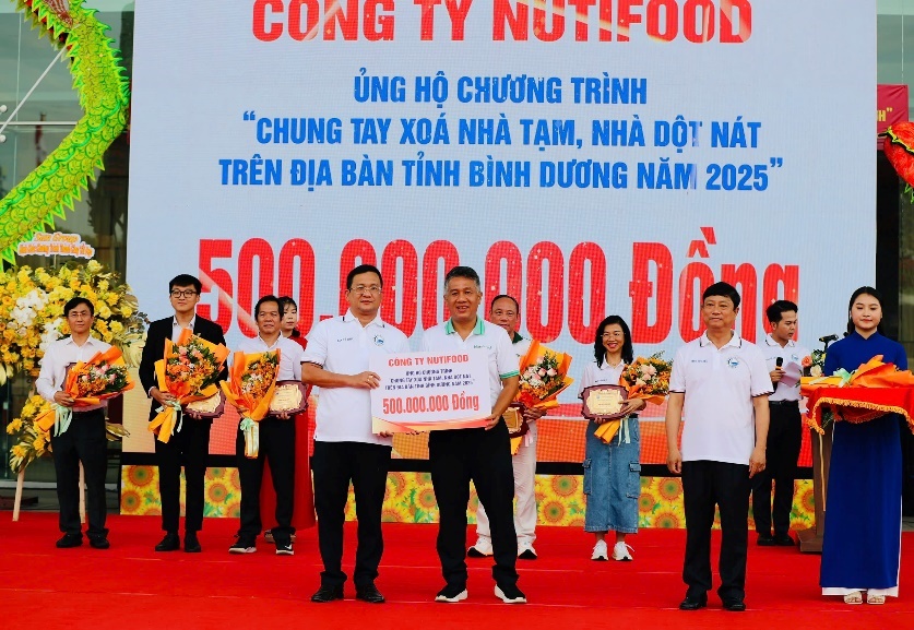 Nutifood ủng hộ 500 triệu “Chung tay xóa nhà tạm, nhà dột nát” tỉnh Bình Dương- Ảnh 1. Nutifood ủng hộ 500 triệu “Chung tay xóa nhà tạm, nhà dột nát” tỉnh Bình Dương- Ảnh 1.