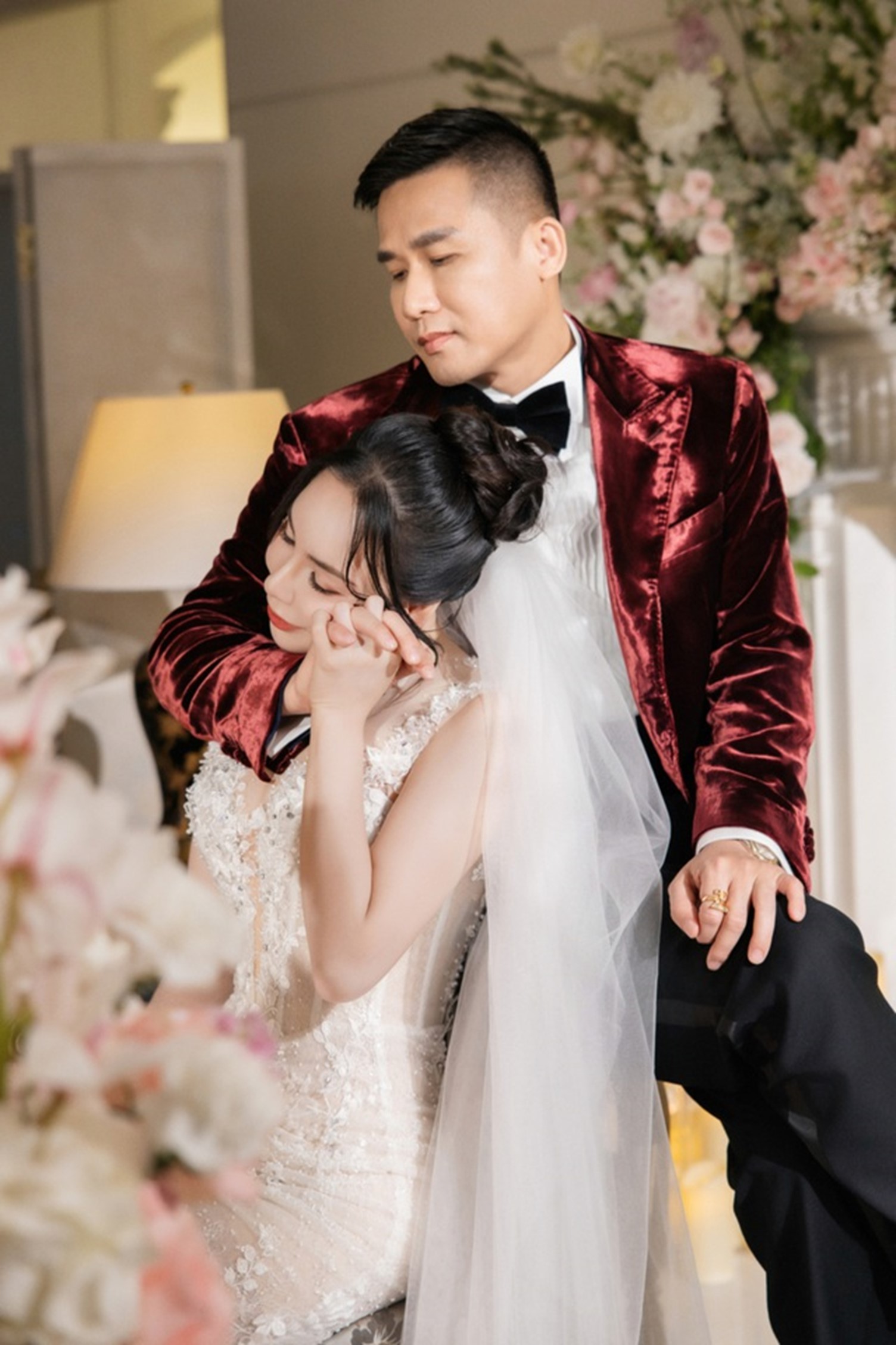 Hậu hôn lễ, Hồ Quỳnh Hương tặng chồng "Đôi tim thuần khiết"- Ảnh 4. Hậu hôn lễ, Hồ Quỳnh Hương tặng chồng "Đôi tim thuần khiết"- Ảnh 4.