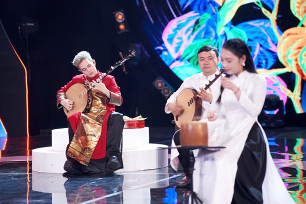 Nam diễn viên phim giờ vàng: Ôm đàn nguyệt diễn "Mời trầu" ghi điểm tuyệt đối tại "Điểm hẹn Tài năng"- Ảnh 2. Nam diễn viên phim giờ vàng: Ôm đàn nguyệt diễn "Mời trầu" ghi điểm tuyệt đối tại "Điểm hẹn Tài năng"- Ảnh 2.