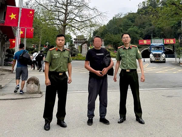 Trục xuất đối tượng "đội lốt" nhà sư hành nghề khất thực- Ảnh 2. Trục xuất đối tượng "đội lốt" nhà sư hành nghề khất thực- Ảnh 2.
