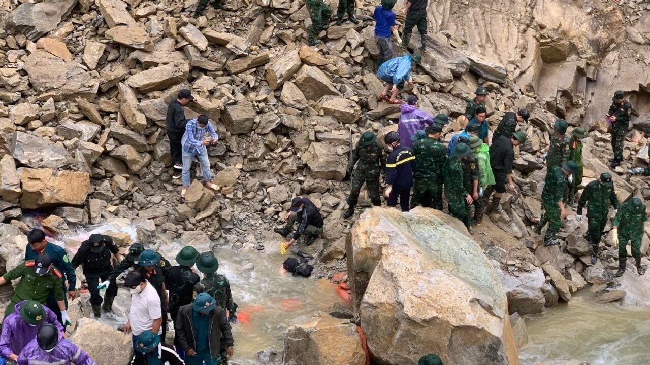 Yêu cầu kiểm tra an toàn thi công sau vụ sạt lở thủy điện khiến 5 người tử vong- Ảnh 1. Yêu cầu kiểm tra an toàn thi công sau vụ sạt lở thủy điện khiến 5 người tử vong- Ảnh 1.